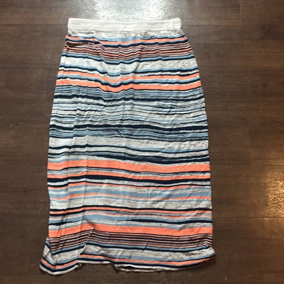 BCBG 3/4 skirt - Picture 3 of 3